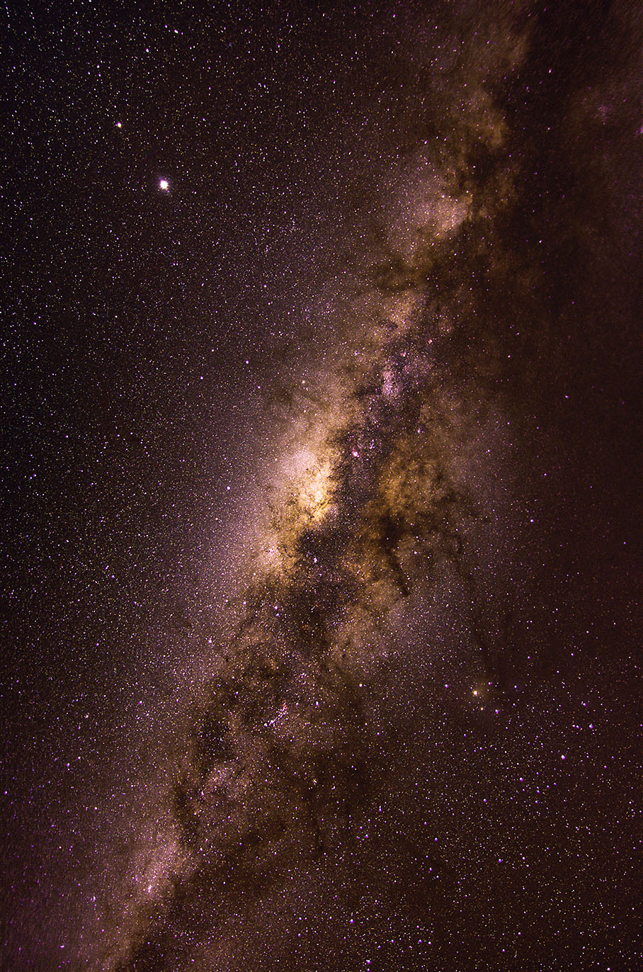 Milky Way centered on galactic centre ©Observatorio del Pangue / Cristian Valenzuela